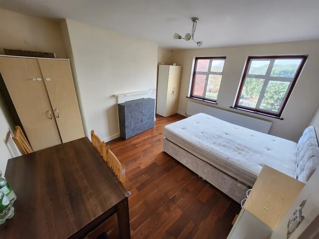 Explore this prime one-bedroom flat in Lewisham, London, managed by Dipex Lettings and Management Limited. Offering a steady rental income and a modern living space, this property provides convenience with excellent amenities and transport links. Contact us for a viewing today!
