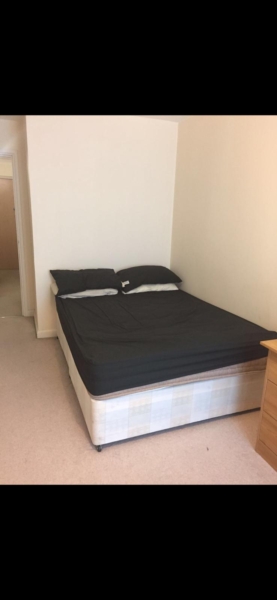 Rent this luxurious one-bedroom flat in Reading (RG1 4AQ), suitable for families, students, working professionals, and couples. Enjoy contemporary living with spacious interiors and convenient access to nearby amenities. Contact us for a viewing today!