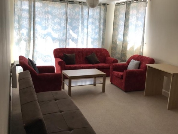 Rent this luxurious one-bedroom flat in Reading (RG1 4AQ), suitable for families, students, working professionals, and couples. Enjoy contemporary living with spacious interiors and convenient access to nearby amenities. Contact us for a viewing today!