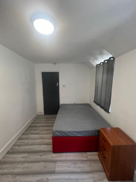 Discover a modern ensuite in West Drayton (UB7 8BY) offering a studio room with a shared kitchen, private attached bathroom, and shared garden. Ideal for working professionals, couples, and students. Viewing highly recommended!