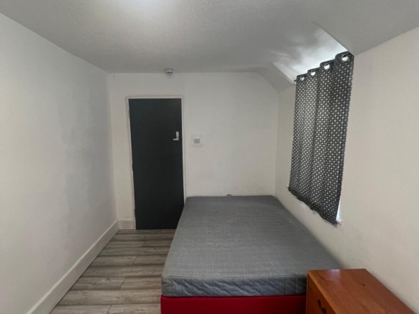 Discover a modern ensuite in West Drayton (UB7 8BY) offering a studio room with a shared kitchen, private attached bathroom, and shared garden. Ideal for working professionals, couples, and students. Viewing highly recommended!