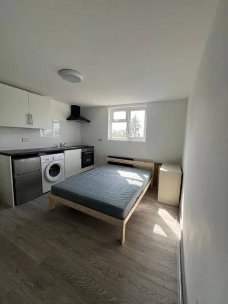 Studio Flat in Harrow HA35EU