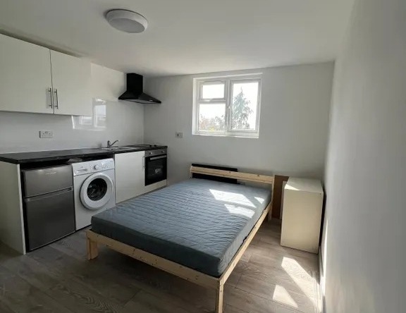 Studio Flat in Harrow HA35EU