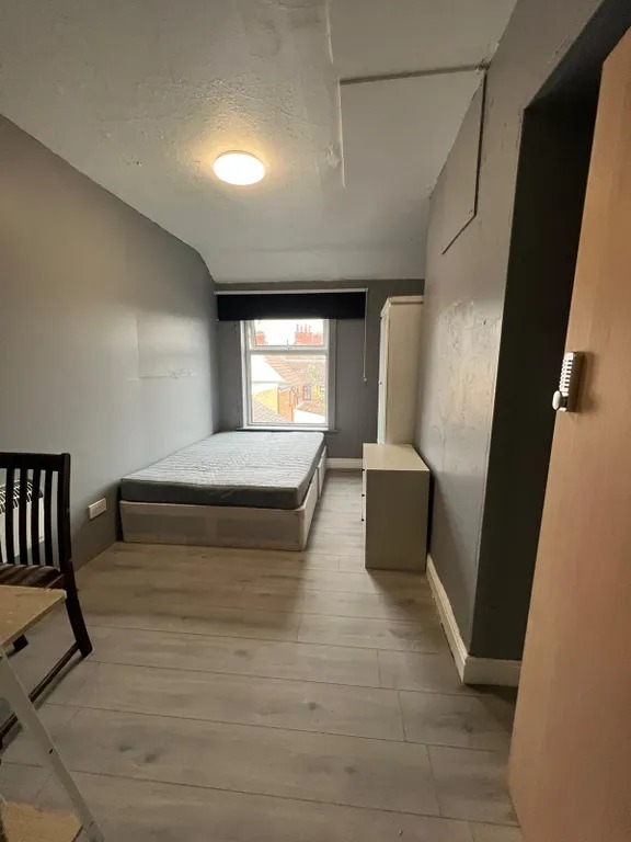 Room in Melton Road Leicester LE4 7AN