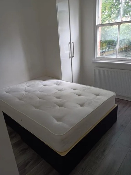 Room in Reading (RG1 7UP)