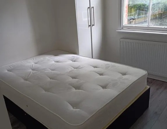 Room in Reading (RG1 7UP)