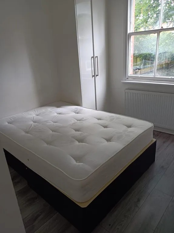 Room in Reading (RG1 7UP)