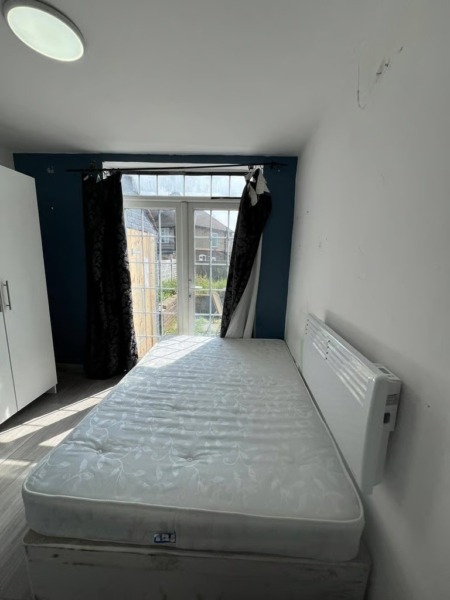 Studio Room in Luton (LU4 8DP)