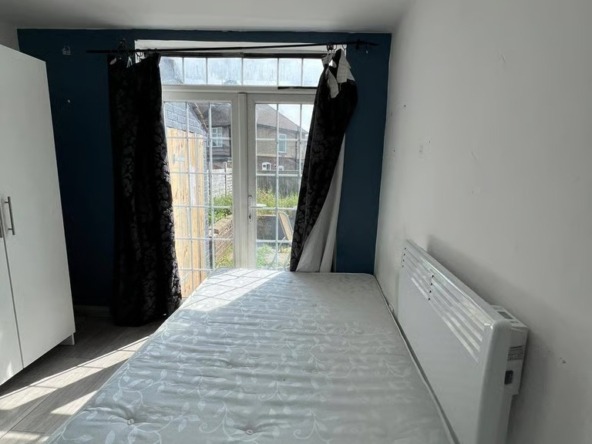 Studio Room in Luton (LU4 8DP)
