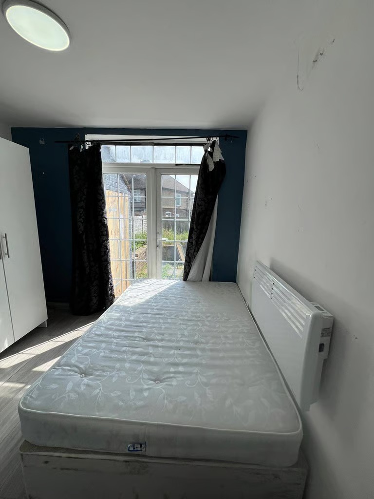 Studio Room in Luton (LU4 8DP)