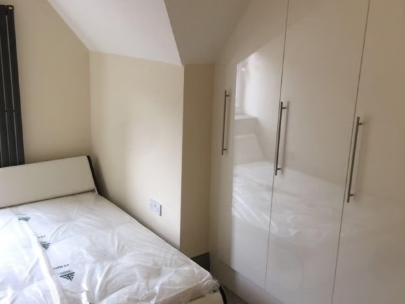 Room in Feltham TW13 7BJ