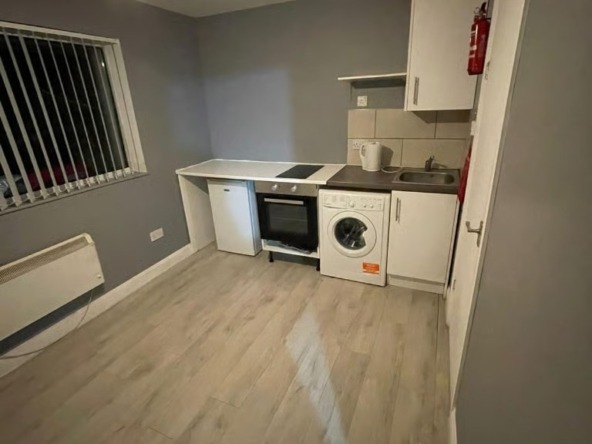 Studio Flat in Bannister Close, Greenford UB6, 0SP