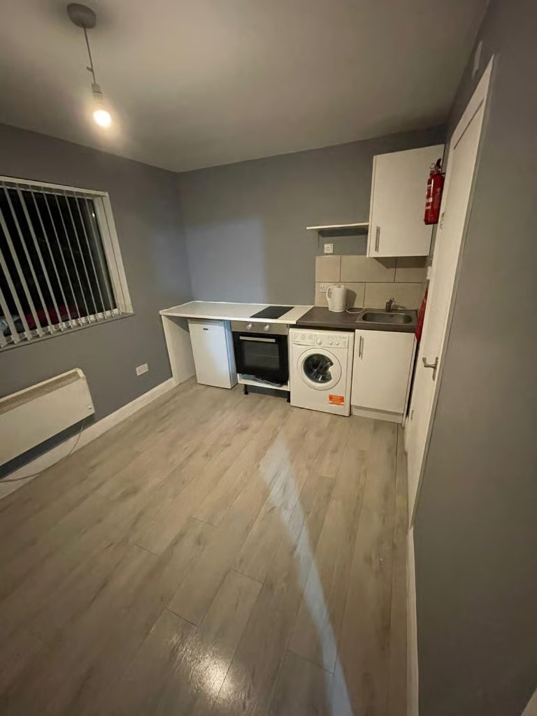 Studio Flat in Bannister Close, Greenford UB6, 0SP