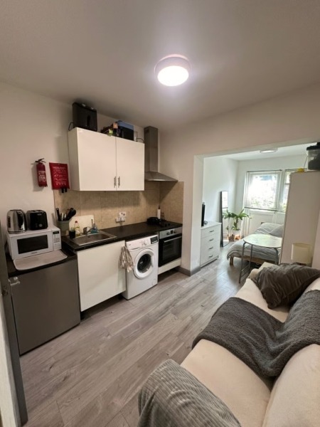 Studio Flat in Mandeville Road, Northolt, Middlesex, UB5 4LX
