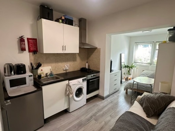 Studio Flat in Mandeville Road, Northolt, Middlesex, UB5 4LX
