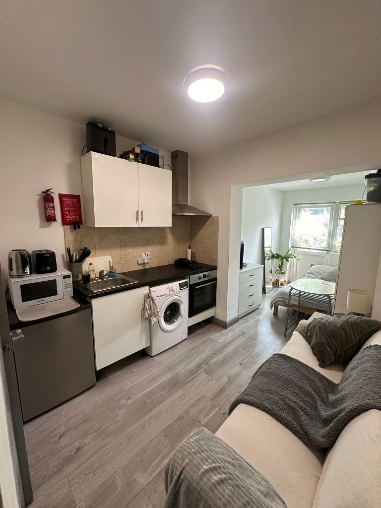 Studio Flat in Mandeville Road, Northolt, Middlesex, UB5 4LX