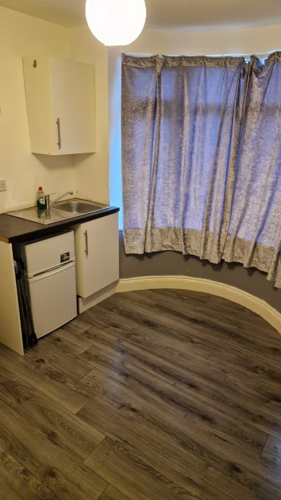 En-Suite in Feltham (TW13 5JT)